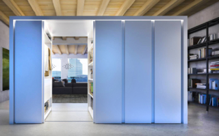 Il sistema di armadi scorrevoli Binaria di Fantin, scenografico e multifunzionale, è disponibile in 35 colorazione diverse e ha un'elegante maniglia integrata nei moduli. Un modulo misura L 80/100/120 x P 60 x H 214/254 cm. Prezzo a partire da 2.920 euro (per il modulo base). www.fantin.com