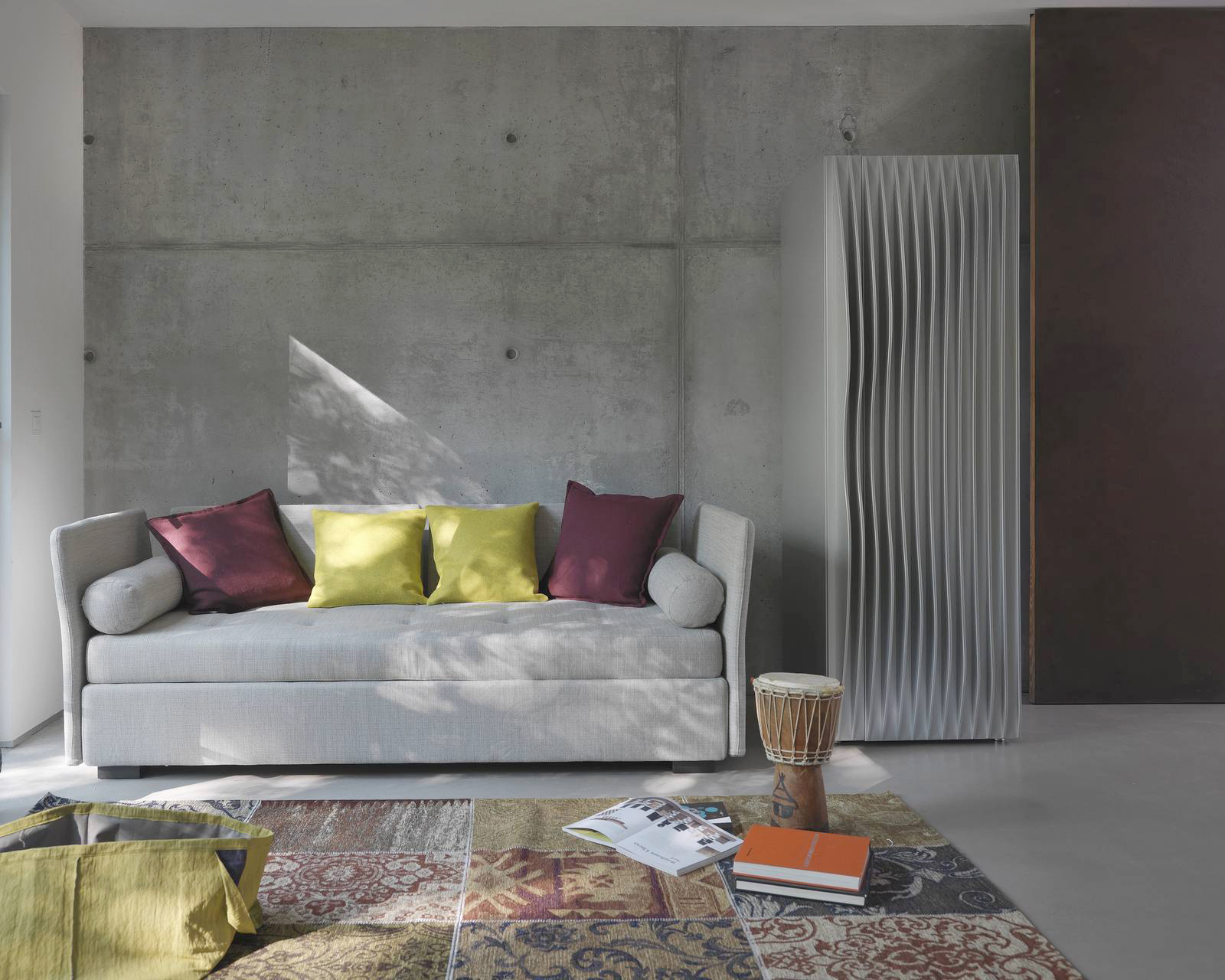 Piccolo e compatto, ma molto decorativo, l'armadio Blend di Horm, disegnato da Karim Rashid, ha le ante caratterizzate da sottili lamine in MDF equidistanti tra loro, che insieme creano un effetto cinetico. Misura L 72 x P 64 x H 192 cm. Prezzo a partire da 3.436 euro. www.horm.it