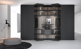 L'armadio del sistema Freedhome di Caccaro ha la struttura in Natural Wood basalto con finitura canneté e le ante ad apertura totale 500 in vetro Fumé che s’impacchettano su sé stesse e con un semplice gesto si richiudono, in un movimento fluido e silenzioso. La composizione permette di tenere tutto a portata di sguardo: la trasparenza del vetro ne aumenta il valore estetico e dona luminosità all’ambiente che la ospita. Misura L 402,5 x P 62,7 x H 263,6 cm. Prezzo 10.933 euro + Iva. www.caccaro.com