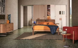 Una delicata colorazione per l'armadio Plana di Pianca che sembra “scomparire” sulla parete grazie alle ante laccate in gradazione con il muro. Misura L 420 x P 60 x H 240 cm. Prezzo 8.570 euro. www.pianca.com