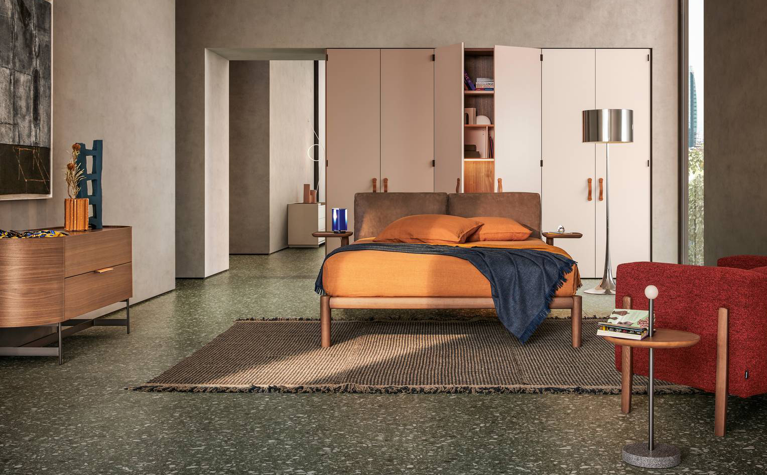 Una delicata colorazione per l'armadio Plana di Pianca che sembra “scomparire” sulla parete grazie alle ante laccate in gradazione con il muro. Misura L 420 x P 60 x H 240 cm. Prezzo 8.570 euro. www.pianca.com