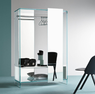 Una struttura in vetro extra chiaro e un'anta scorrevole a specchio per l'armadio guardaroba  Shoji Cabinet di Tonelli Design che è “leggero” e raffinato. Misura L 100 x P 50 x H 160 cm. Prezzo a partire da 5.343,60 euro per la versione base. www.tonellidesign.it