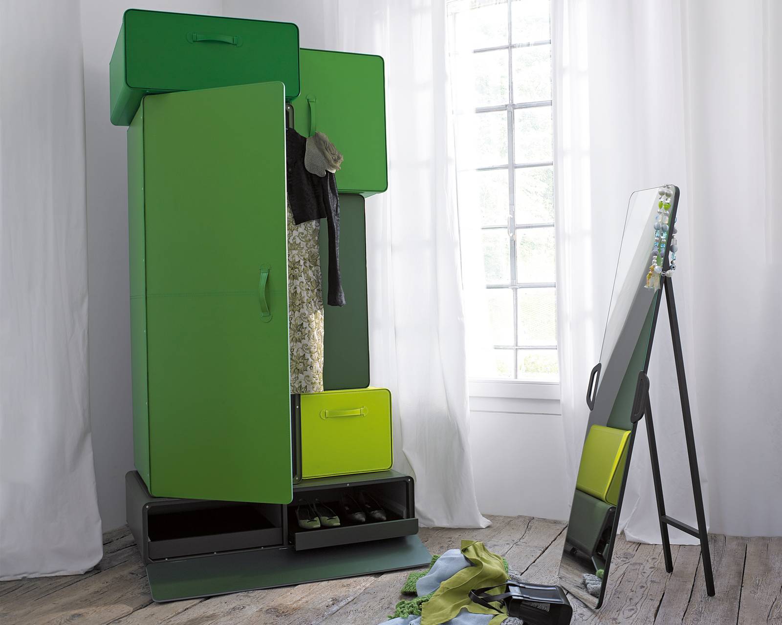 Originale e scenografico il piccolo armadio Valises di Casamania by Horm: la struttura infatti è composta da una serie di moduli a forma di valigia rivestiti in pregiato cuoietto colorato. Misura L 118 x P 70 x H 210 cm. Prezzo su richiesta. www.casamania.it