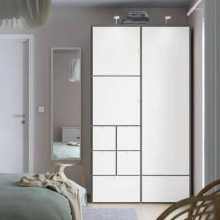 Trova posto anche in una camera di dimensioni ridotte l'armadio bianco Visthus di Ikea Italia che ha un ottimo rapporto qualità/prezzo. Nella parte inferiore sono presenti due comodi cassetti su ruote facili da spostare. Misura L 122 x P 59 x H 216 cm. Prezzo 399 euro. www.ikea.com