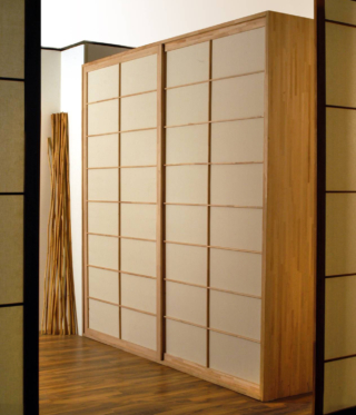 L'armadio in legno massello di faggio di Cinius è chiuso dalle ante scorrevoli Shoji, senza meccanismi, che sono estremamente silenziose e scorrono legno su legno; inoltre, non ci sono fessure né sopra né sotto per evitare la polvere. È personalizzabile nel colore e nelle foderature disponibili in carta di riso, in tessuto colorato, in carta di riso su fondo in PVC trasparente, in PVC espanso bianco, in Plexiglas. Misura L 250 x P 60 x H 250 cm. Prezzo 2.680 euro. www.cinius.com
