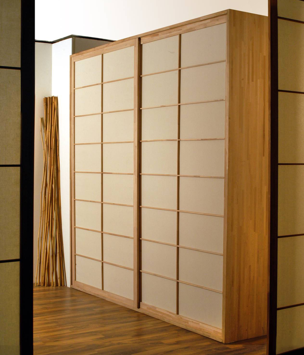 L'armadio in legno massello di faggio di Cinius è chiuso dalle ante scorrevoli Shoji, senza meccanismi, che sono estremamente silenziose e scorrono legno su legno; inoltre, non ci sono fessure né sopra né sotto per evitare la polvere. È personalizzabile nel colore e nelle foderature disponibili in carta di riso, in tessuto colorato, in carta di riso su fondo in PVC trasparente, in PVC espanso bianco, in Plexiglas. Misura L 250 x P 60 x H 250 cm. Prezzo 2.680 euro. www.cinius.com