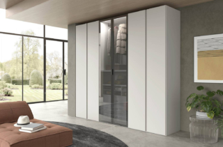 È composto da tre vani l'armadio di Felver Casa con le ante battenti con gola nella finitura canapa e vetro stop sol fumé temperato con telaio in alluminio antracite. È corredato di cerniere ammortizzate che garantiscono una chiusura silenziosa. L'interno può essere attrezzato liberamente con lampade led, cassettiere, ripiani estraibili, servetto, porta camicie... Misura L 270 x P 58 x H 247 cm. Prezzo 1.580 euro. www.felver.it