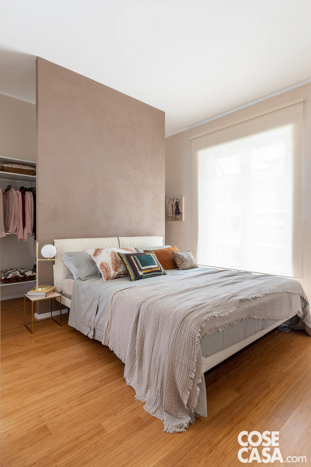 La realizzazione di una parete centrale a tutt’altezza alle spalle del letto ha permesso di delimitare il volume della cabina armadio, con accesso aperto ai due lati. Foto e styling Studio Daido. Progetto Rachele Biancalani Studio. La realizzazione di una parete centrale a tutt’altezza alle spalle del letto ha permesso di delimitare il volume della cabina armadio, con accesso aperto ai due lati. Foto e styling Studio Daido. Progetto Rachele Biancalani Studio.