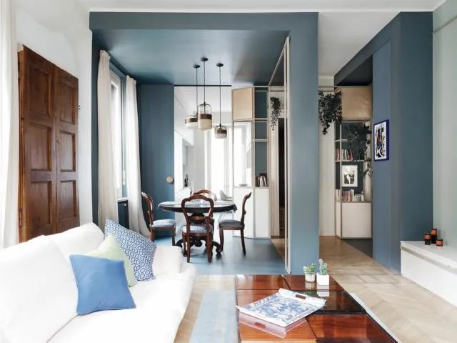 La zona giorno, dove una campitura di blu è stata usata per definire lo spazio dedicato alla zona pranzo. Sulla destra, l’accesso alla zona notte. Più avanti, la cucina. La zona giorno, dove una campitura di blu è stata usata per definire lo spazio dedicato alla zona pranzo. Sulla destra, l’accesso alla zona notte. Più avanti, la cucina.