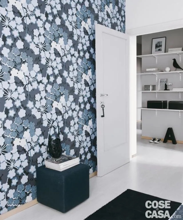 Fiori su sfondo blu per la carta da parati applicata nel percorso di passaggio. In tono, anche gli elementi d’arredo. Foto di Denise Bonenti. Styling di Cristina Nava. Clicca qui per vedere tutta la casa. Fiori su sfondo blu per la carta da parati applicata nel percorso di passaggio. In tono, anche gli elementi d’arredo. Foto di Denise Bonenti. Styling di Cristina Nava. Clicca qui per vedere tutta la casa.