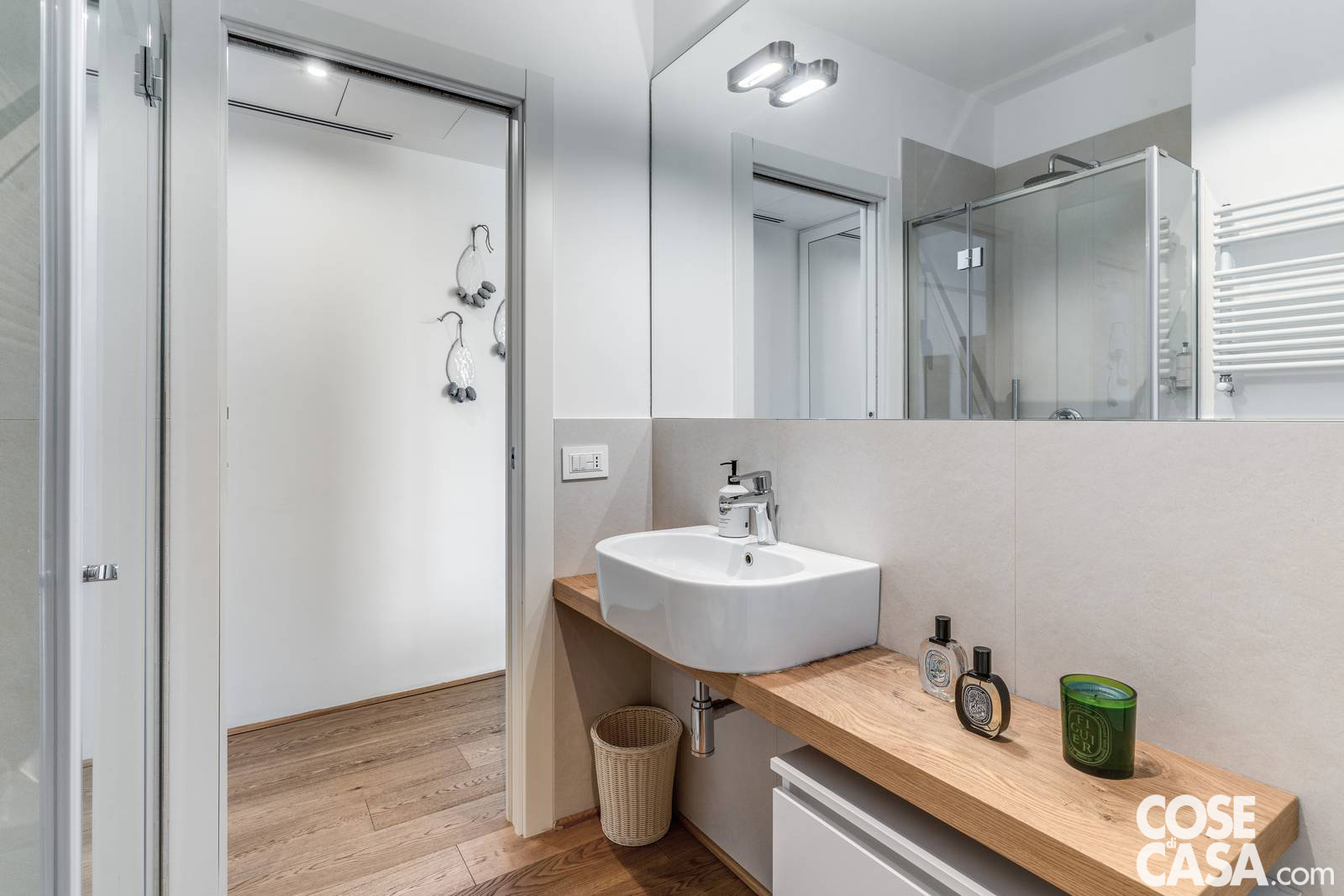 Il bagno della seconda camera punta su una composizione essenziale ma raffinata, con lavabo da appoggio e piano sospeso che amplificano la percezione dello spazio. Il bagno della seconda camera punta su una composizione essenziale ma raffinata, con lavabo da appoggio e piano sospeso che amplificano la percezione dello spazio.