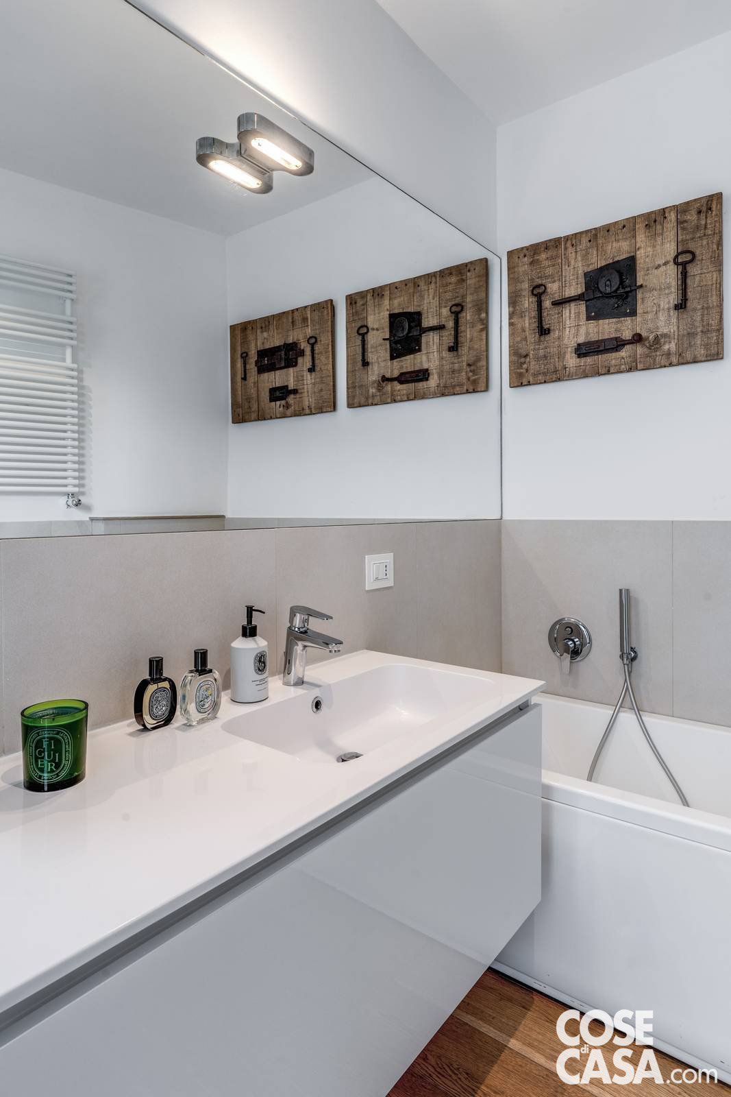 Il bagno della camera padronale è concepito come un ambiente di benessere, con vasca e doccia (non visibile nella foto) e con pareti materiche in una palette che richiama la pietra e la terra. Il bagno della camera padronale è concepito come un ambiente di benessere, con vasca e doccia (non visibile nella foto) e con pareti materiche in una palette che richiama la pietra e la terra.