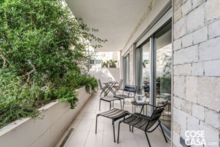 Il balcone della camera arredato sedute in metallo per esterni Il balcone della camera arredato sedute in metallo per esterni