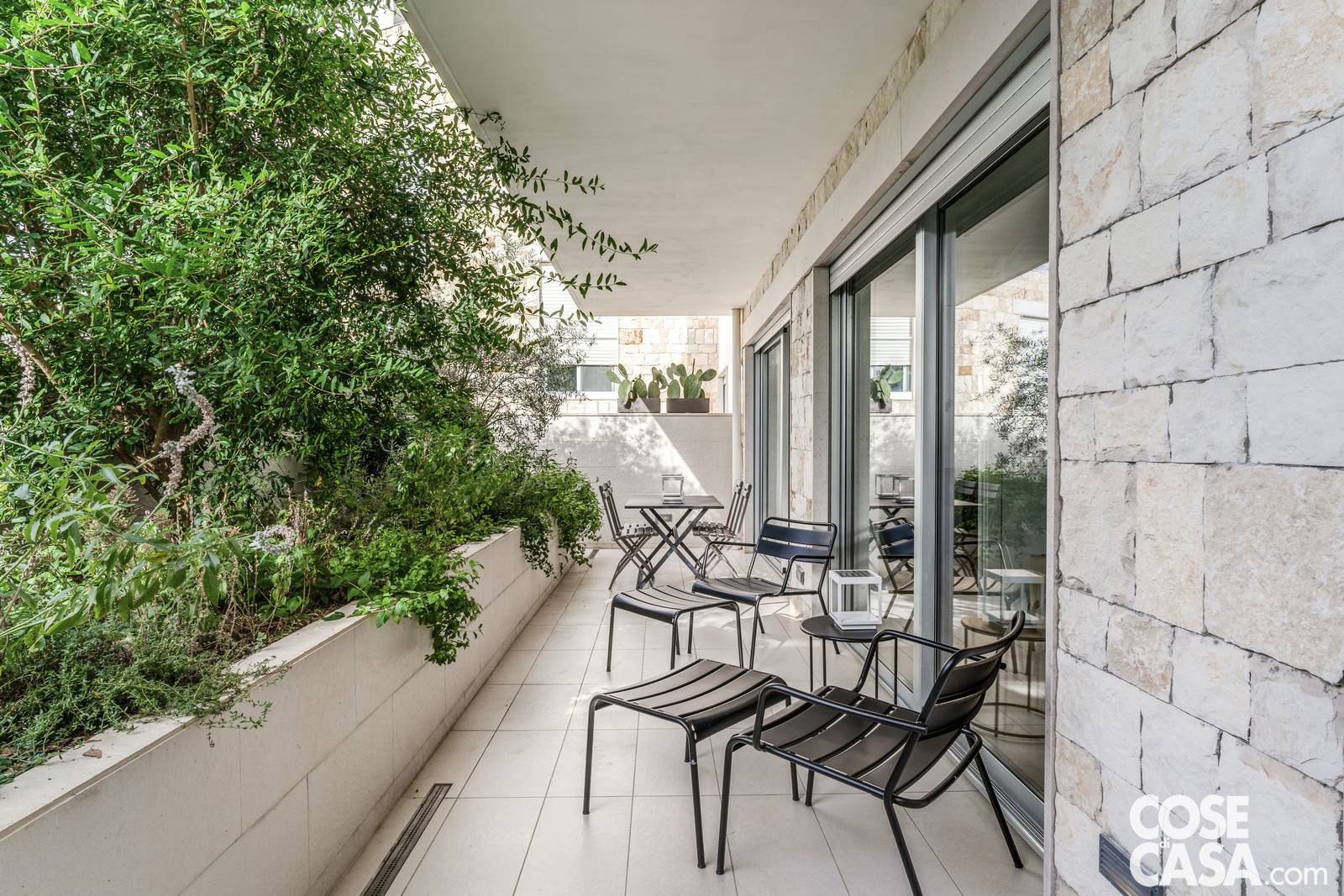 Il balcone della camera arredato sedute in metallo per esterni Il balcone della camera arredato sedute in metallo per esterni