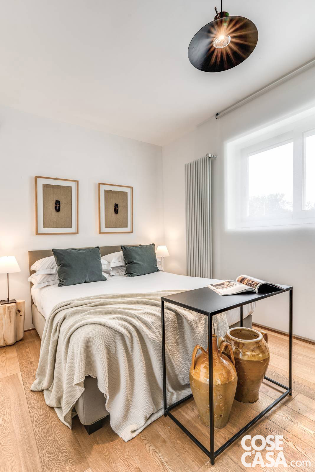 Dettagli di stile e decoro artigianale animano la camera da letto, dove un piccolo tavolino e la ceramica pugliese rivelano la cura dedicata anche agli elementi più minuti. Dettagli di stile e decoro artigianale animano la camera da letto, dove un piccolo tavolino e la ceramica pugliese rivelano la cura dedicata anche agli elementi più minuti.