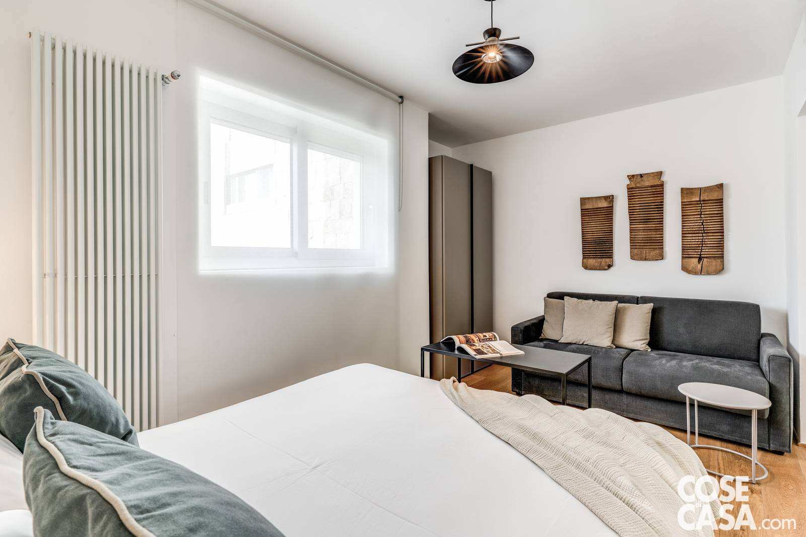 La seconda camera da letto ospita un divano dalle linee essenziali, ideale per ampliare la versatilità dello spazio, sempre nel segno del comfort e della sobrietà stilistica. La seconda camera da letto ospita un divano dalle linee essenziali, ideale per ampliare la versatilità dello spazio, sempre nel segno del comfort e della sobrietà stilistica.