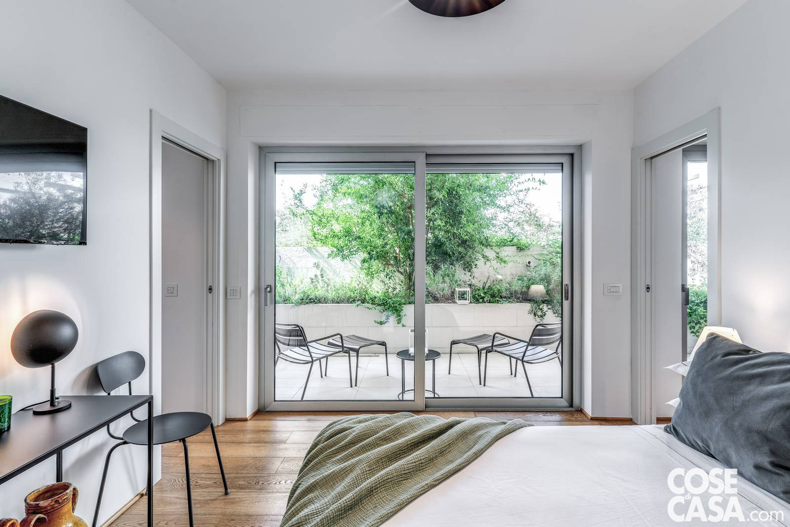 Ampie vetrate collegano la zona notte allo spazio esterno, mentre il balcone si affaccia sul paesaggio, valorizzando il dialogo continuo tra interno ed esterno. Ampie vetrate collegano la zona notte allo spazio esterno, mentre il balcone si affaccia sul paesaggio, valorizzando il dialogo continuo tra interno ed esterno.