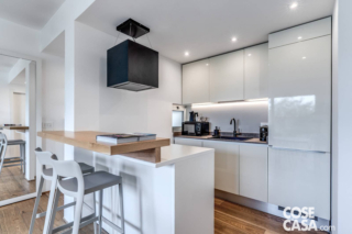 Compatta e luminosa, la cucina è dotata di ogni comfort e si distingue per l’essenzialità delle linee e la pulizia cromatica delle superfici, a contrasto con gli inserti in nero. È divisa dal soggiorno da una penisola con bancone snack. Compatta e luminosa, la cucina è dotata di ogni comfort e si distingue per l’essenzialità delle linee e la pulizia cromatica delle superfici, a contrasto con gli inserti in nero. È divisa dal soggiorno da una penisola con bancone snack.