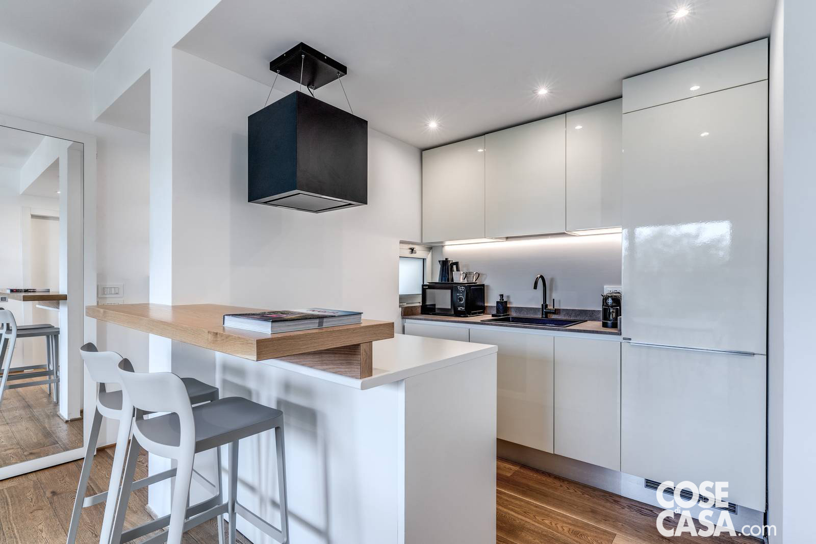 Compatta e luminosa, la cucina è dotata di ogni comfort e si distingue per l’essenzialità delle linee e la pulizia cromatica delle superfici, a contrasto con gli inserti in nero. È divisa dal soggiorno da una penisola con bancone snack. Compatta e luminosa, la cucina è dotata di ogni comfort e si distingue per l’essenzialità delle linee e la pulizia cromatica delle superfici, a contrasto con gli inserti in nero. È divisa dal soggiorno da una penisola con bancone snack.