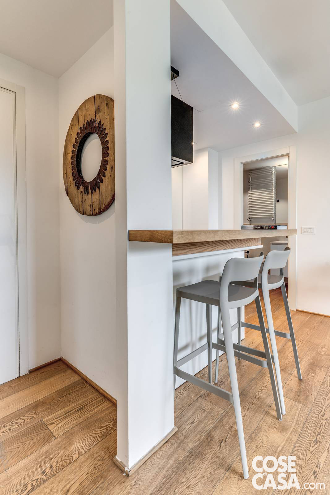 L’angolo snack con piano nero e sgabelli chiari introduce un tocco conviviale e informale, perfetto per una pausa veloce o la colazione. L’angolo snack con piano nero e sgabelli chiari introduce un tocco conviviale e informale, perfetto per una pausa veloce o la colazione.