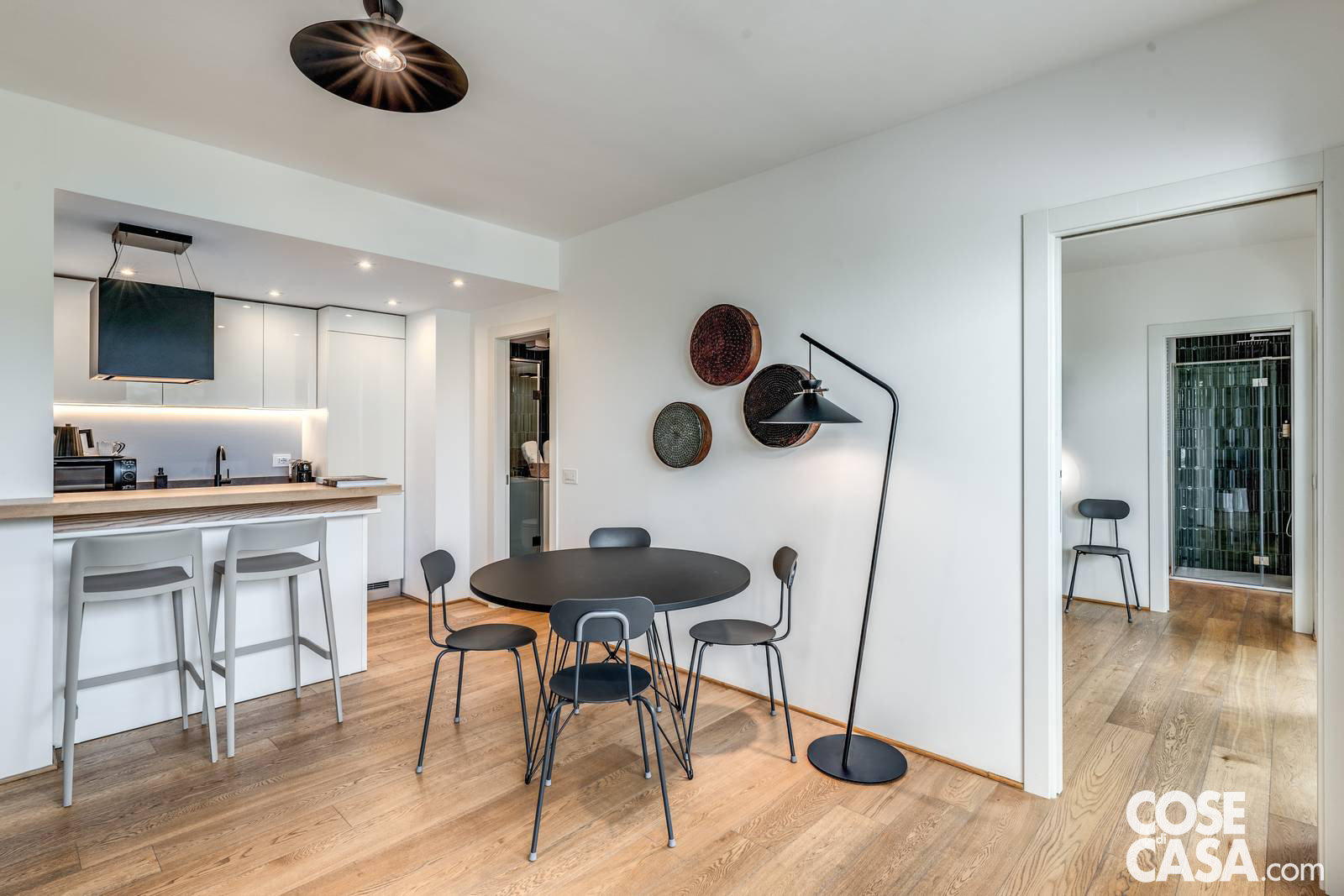 La cucina, sviluppata attorno al tavolo conviviale, alterna superfici opache e tonalità chiare, in perfetta armonia con lo stile della casa e con la luce naturale che filtra dagli infissi in alluminio. La cucina, sviluppata attorno al tavolo conviviale, alterna superfici opache e tonalità chiare, in perfetta armonia con lo stile della casa e con la luce naturale che filtra dagli infissi in alluminio.