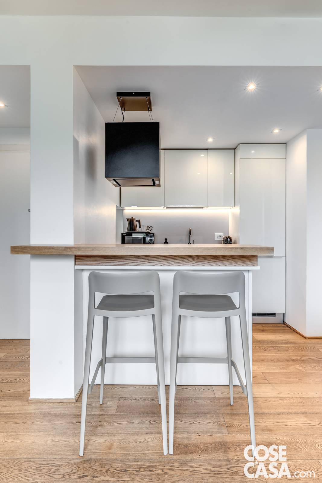 L’ambiente open space unisce il soggiorno, la cucina e la zona pranzo in un layout fluido e funzionale, dove ogni elemento trova il proprio posto con equilibrio e sobrietà. L’ambiente open space unisce il soggiorno, la cucina e la zona pranzo in un layout fluido e funzionale, dove ogni elemento trova il proprio posto con equilibrio e sobrietà.