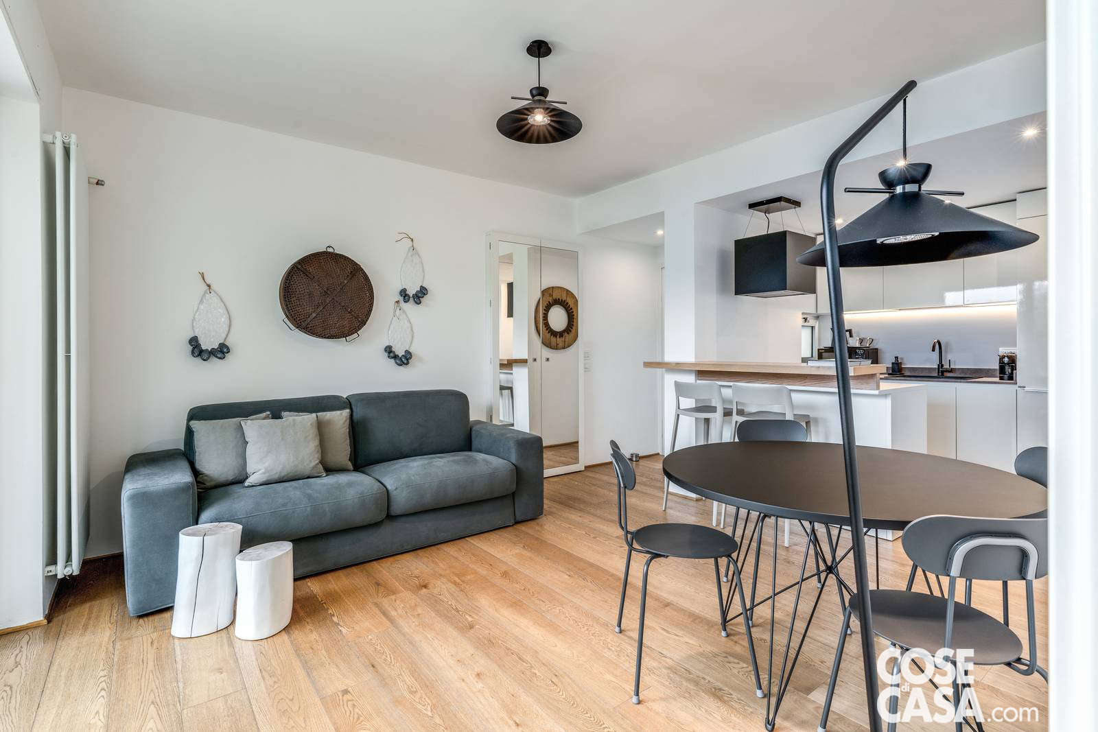 Nel soggiorno, arredi minimali e luci decorative creano un’atmosfera accogliente e contemporanea, mentre le pareti si animano con elementi artigianali che raccontano la tradizione pugliese. Nel soggiorno, arredi minimali e luci decorative creano un’atmosfera accogliente e contemporanea, mentre le pareti si animano con elementi artigianali che raccontano la tradizione pugliese.