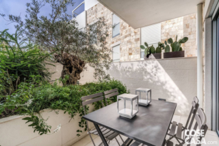 Balcone di casa vacanza a Polignano con vasi e piante aromatiche, arredato con tavolo e sedie nere Balcone di casa vacanza a Polignano con vasi e piante aromatiche, arredato con tavolo e sedie nere