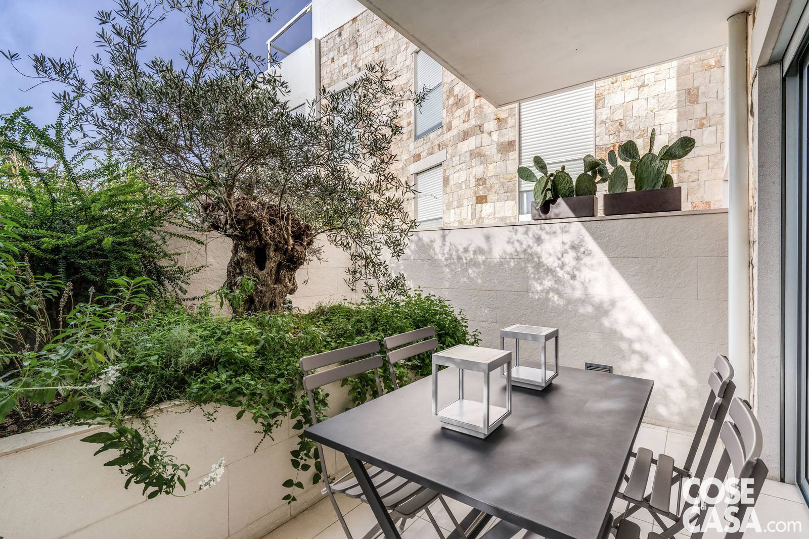 Balcone di casa vacanza a Polignano con vasi e piante aromatiche, arredato con tavolo e sedie nere Balcone di casa vacanza a Polignano con vasi e piante aromatiche, arredato con tavolo e sedie nere