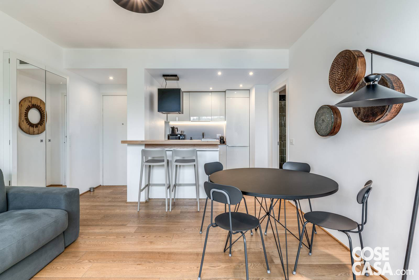 Al centro della zona pranzo, il tavolo rotondo nero è affiancato da sedute leggere dal gusto rétro: un insieme di pezzi scelti con cura per uno stile essenziale ma ricercato. Al centro della zona pranzo, il tavolo rotondo nero è affiancato da sedute leggere dal gusto rétro: un insieme di pezzi scelti con cura per uno stile essenziale ma ricercato.