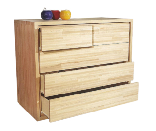 Legno massello di faggio per il corpo della cassettiera 3+2 di Cinius; i cassetti hanno i frontali in faggio e gli interni in betulla, sono dotati di guide a chiusura smorzata tipo Blumm. È disponibile anche su misura. Il design essenziale mette in evidenza la texture del legno e consente di abbianrlo ad arredi sia moderni sia classici. Misura L 100 x P 50 x H 80 cm. Prezzo 2.490 euro. www.cinius.com