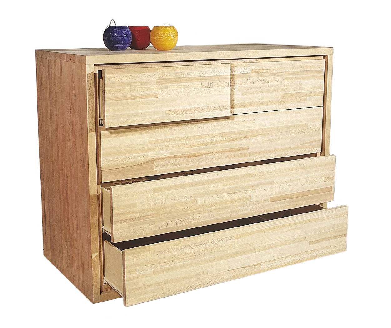 Legno massello di faggio per il corpo della cassettiera 3+2 di Cinius; i cassetti hanno i frontali in faggio e gli interni in betulla, sono dotati di guide a chiusura smorzata tipo Blumm. È disponibile anche su misura. Il design essenziale mette in evidenza la texture del legno e consente di abbianrlo ad arredi sia moderni sia classici. Misura L 100 x P 50 x H 80 cm. Prezzo 2.490 euro. www.cinius.com