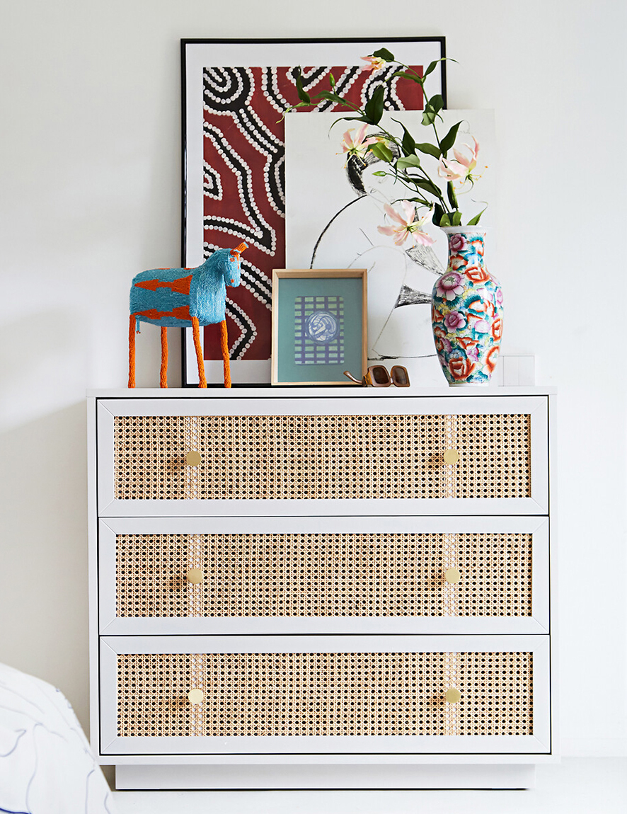 Stile eclettico per la cassettiera Paola di La Redoute Interieurs che ha i frontali dei tre cassetti rivestiti in vimini color naturale. La struttura grigio chiaro, con una forma squadrata e compatta, è realizzata in MDF laccato tinto e pino massiccio. Misura L 100 x P 42 x H 86 cm. Prezzo 439 euro. www.laredoute.it