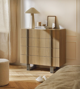 La cassettiera Ross di Westwing Collection ha i frontali dei quattro cassetti in legno di quercia massiccio decorato da un motivo a listelli e dotati di meccanismo Soft Close per una chiusura silenziosa. I piedi in metallo argentato si trasformano in un elemento decorativo. Misura L 101 x P 47 x H 100 cm. Prezzo 1.699 euro. www.westwing.it