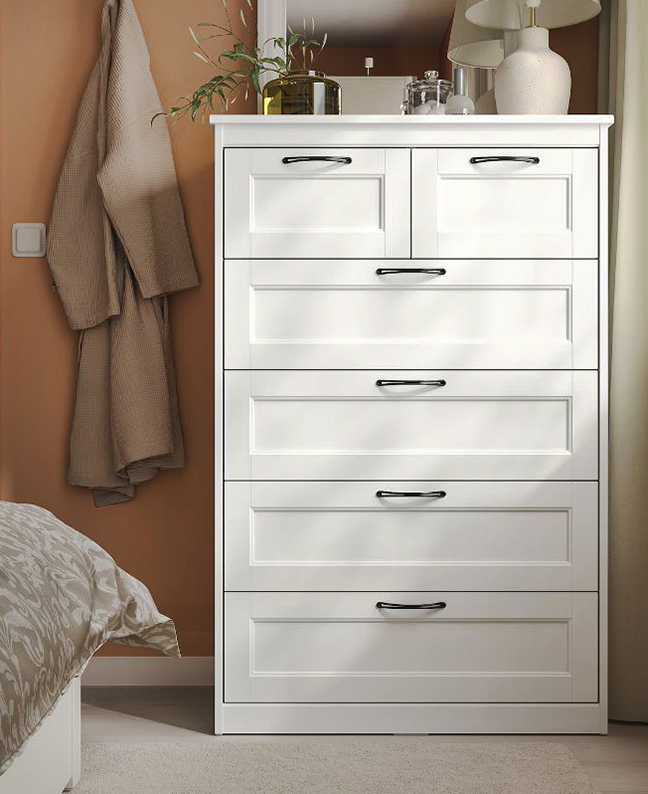 É dotato di sei cassetti il modello Songesand di Ikea Italia che è facile da ambientare grazie alle misure contenute e alla colorazione chiara. Inoltre, ha un ottimo rapporto qualità/prezzo. I frontali dei cassetti sono riquadrati, con un aspetto piacevolmente retrò. Misura L 82 x P 50 x H 126 cm. Prezzo 179 euro. è  www.ikea.com