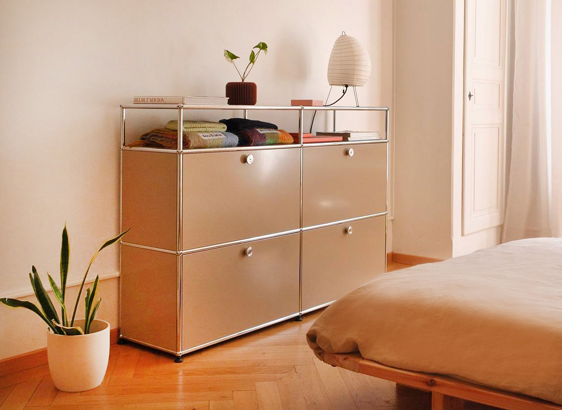 La cassettiera modulare USM Haller di USM Modular Furniture è composta da quattro moduli chiusi da un' anta e da due vani a  giorno. La raffinata colorazione Beige USM permette di integrarla perfettamente con qualsiasi stile d'arredo. Prezzo su progetto. www.usm.com