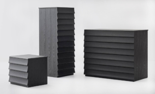 Fanno parte della collezione Rideaux di Bolzan la cassettiera e il settimino in frassino: i frontali ondulati dei cassetti, che hanno l'aspetto di un drappeggio ligneo, sporgono lateralmente dando vita ad un dettaglio estetico ricercato e funzionale all'apertura. La cassettiera misura L 105,5 x P 58 x H 90 cm. Prezzo 3.404 euro. Il settimino misura L 51,5 x P 54 x H 133 cm. Prezzo 2.672 euro. www.bolzan.com