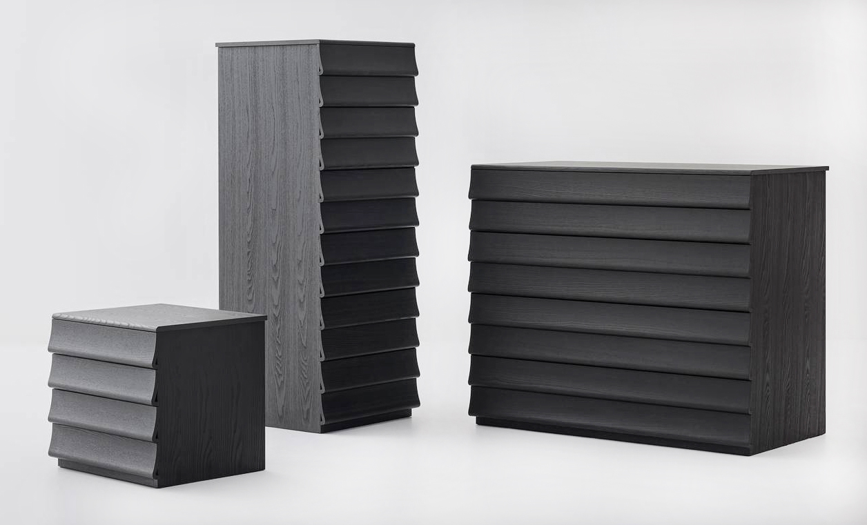 Fanno parte della collezione Rideaux di Bolzan la cassettiera e il settimino in frassino: i frontali ondulati dei cassetti, che hanno l'aspetto di un drappeggio ligneo, sporgono lateralmente dando vita ad un dettaglio estetico ricercato e funzionale all'apertura. La cassettiera misura L 105,5 x P 58 x H 90 cm. Prezzo 3.404 euro. Il settimino misura L 51,5 x P 54 x H 133 cm. Prezzo 2.672 euro. www.bolzan.com