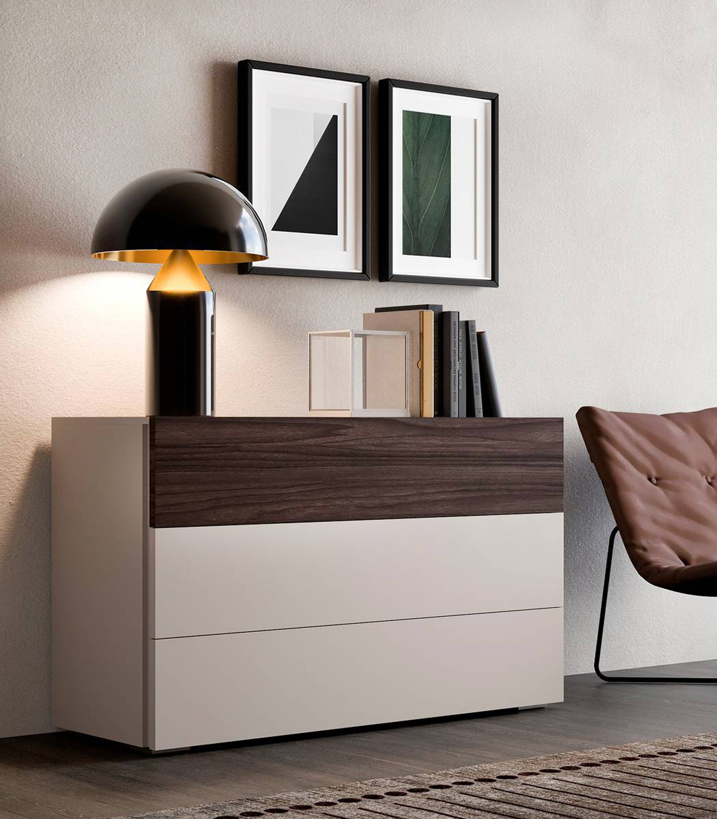 Fa parte del gruppo letto Dover di Felver Casa il comò caratterizzato da due finiture diverse per i tre cassetti con presa laterale per l'apertura: la luminosa tonalità canapa e l'effetto legno rovere scuro vanguarde. Il primo cassetto è caratterizzato da una chiusura in perfetta battuta pari al top. Misura L 123 x P 45,5 x H 76 cm. Prezzo 512 euro. www.felver.it