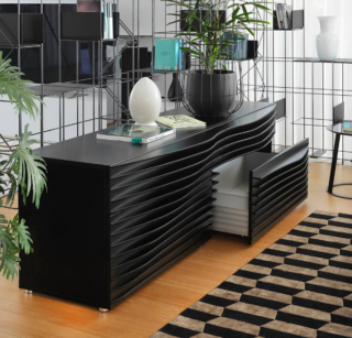 I capienti cassetti del comò Tide di Horm hanno il fronte realizzato con sottili lamine in MDF nero, equidistanti tra loro, che conferiscono alla struttura un aspetto morbido e scultoreo nello stesso tempo. Misura L 192 x P 60 x H 66 cm. Prezzo 5.169,15 euro per la versione base. www.horm.it