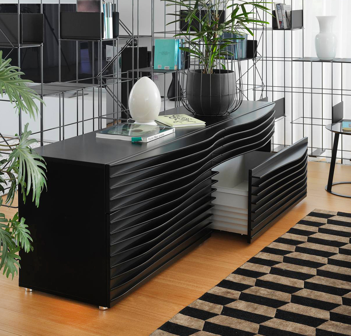 I capienti cassetti del comò Tide di Horm hanno il fronte realizzato con sottili lamine in MDF nero, equidistanti tra loro, che conferiscono alla struttura un aspetto morbido e scultoreo nello stesso tempo. Misura L 192 x P 60 x H 66 cm. Prezzo 5.169,15 euro per la versione base. www.horm.it