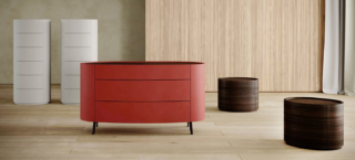 Fa parte della linea Stoccolma di Giessegi il comò che ha la struttura e i frontali dei tre cassetti, con apertura push-pull, in laccato opaco rosso che lo rende il protagonista indiscusso della camera da letto. Il top è personalizzabile nelle finiture Opera e Carrara. Misura L 136 x P 56,4 x H 74 cm. Prezzo 1.797 euro + IVA. www.giessegi.it