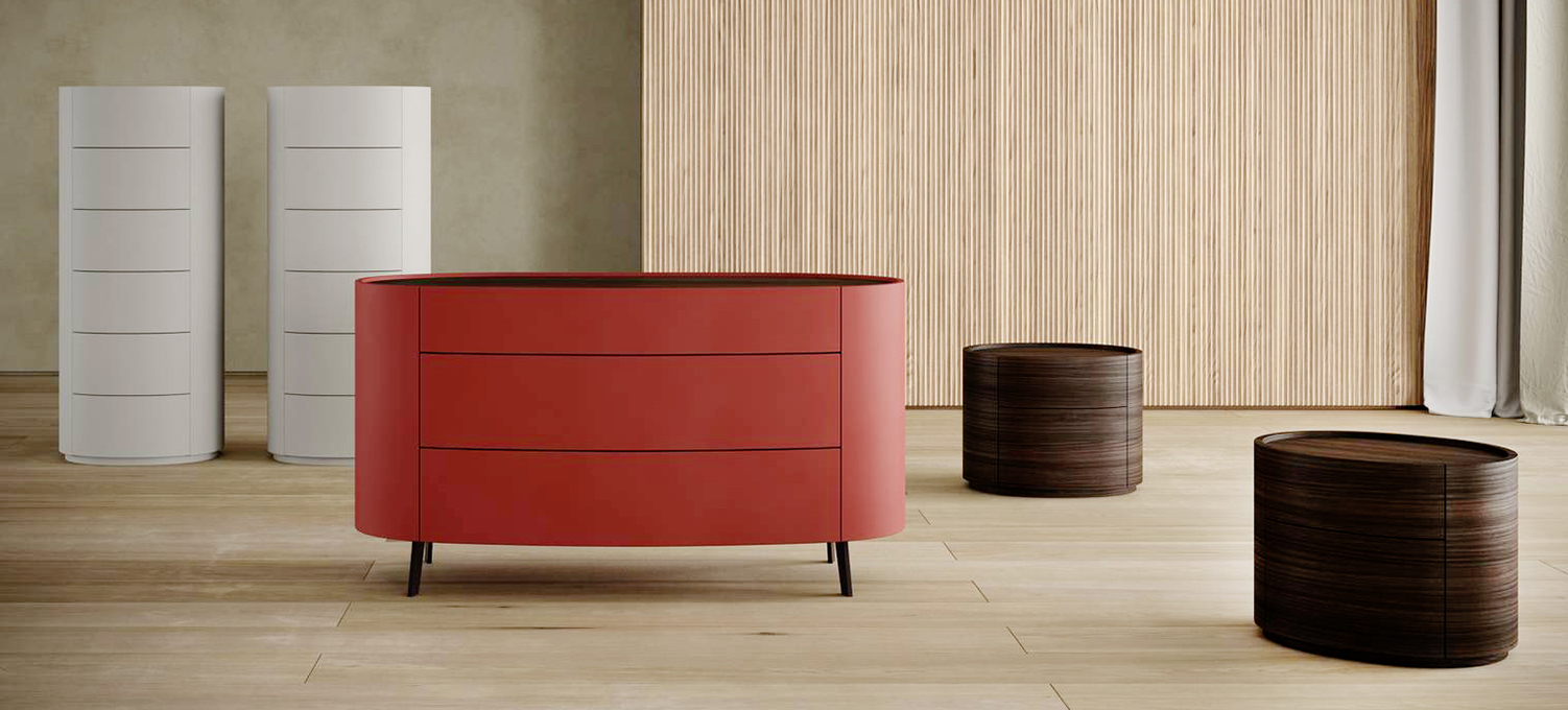 Fa parte della linea Stoccolma di Giessegi il comò che ha la struttura e i frontali dei tre cassetti, con apertura push-pull, in laccato opaco rosso che lo rende il protagonista indiscusso della camera da letto. Il top è personalizzabile nelle finiture Opera e Carrara. Misura L 136 x P 56,4 x H 74 cm. Prezzo 1.797 euro + IVA. www.giessegi.it