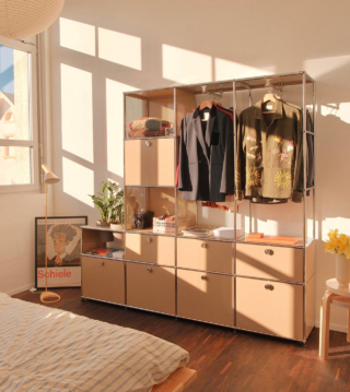 La composizione modulare a parete USM Haller di USM Modular Furniture, declinata in una raffinata colorazione Beige,  permette organizzare lo spazio in camera da letto esponendo in perfetto ordine abiti e accessori. Inoltre, grazie ai pannelli forati “Un Mondo di piante”, si possono coltivare piante e fiori. Prezzo su progetto. www.usm.com