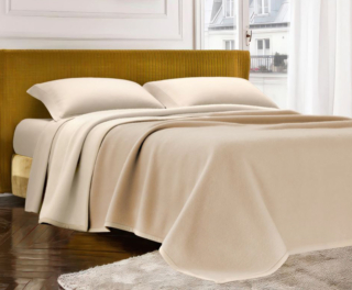 Fascino senza tempo per la coperta Aura di Lisolastore che è completamente realizzata in pura lana vergine della Nuova Zelanda, in una raffinata sfumatura crema, che la rende piacevole al tatto; è disponibile in altre cinque varianti di colore. È perfettamente double face ed è impreziosita da un bordo in vellutino in gradazione lungo i bordi. Misura L 210 x P 250 cm. Prezzo 230 euro. www.lisolastore.it Fascino senza tempo per la coperta Aura di Lisolastore che è completamente realizzata in pura lana vergine della Nuova Zelanda, in una raffinata sfumatura crema, che la rende piacevole al tatto; è disponibile in altre cinque varianti di colore. È perfettamente double face ed è impreziosita da un bordo in vellutino in gradazione lungo i bordi. Misura L 210 x P 250 cm. Prezzo 230 euro. www.lisolastore.it