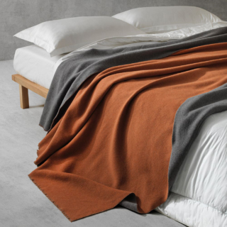 Double-face la coperta pesante Glamour di Somma prodotta in Italia in 100% lana merino Australiana, tinta in filo, con colori brillanti nella variante Terra che abbina il mattone al grigio scuro. Misura L 215 x P 250 cm. Prezzo 259 euro. www.somma1867.com Double-face la coperta pesante Glamour di Somma prodotta in Italia in 100% lana merino Australiana, tinta in filo, con colori brillanti nella variante Terra che abbina il mattone al grigio scuro. Misura L 215 x P 250 cm. Prezzo 259 euro. www.somma1867.com