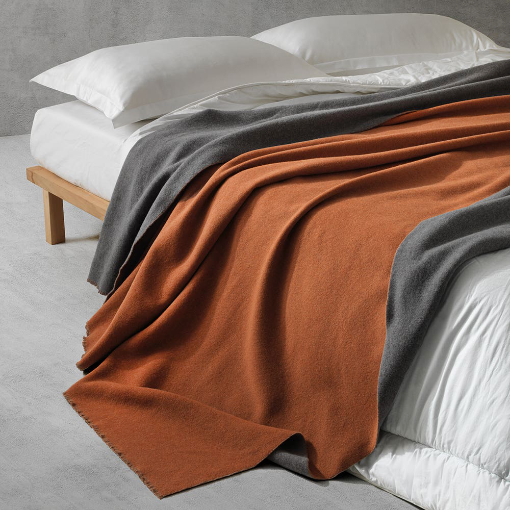 Double-face la coperta pesante Glamour di Somma prodotta in Italia in 100% lana merino Australiana, tinta in filo, con colori brillanti nella variante Terra che abbina il mattone al grigio scuro. Misura L 215 x P 250 cm. Prezzo 259 euro. www.somma1867.com Double-face la coperta pesante Glamour di Somma prodotta in Italia in 100% lana merino Australiana, tinta in filo, con colori brillanti nella variante Terra che abbina il mattone al grigio scuro. Misura L 215 x P 250 cm. Prezzo 259 euro. www.somma1867.com