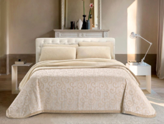 La coperta/copriletto Jungle in vendita su Lanamerino ha la superficie decorata da un disegno in rilievo damascato e, il lato inferiore, trapuntato con morbido Vello di Pura Lana Vergine Merinos Agnellato. È integralmente prodotta in Italia con materie prime di qualità e una grande artigianalità nei vari processi di taglio. Misura L 260 x P 270 cm. Prezzo 316 euro. www.lanamerino.it La coperta/copriletto Jungle in vendita su Lanamerino ha la superficie decorata da un disegno in rilievo damascato e, il lato inferiore, trapuntato con morbido Vello di Pura Lana Vergine Merinos Agnellato. È integralmente prodotta in Italia con materie prime di qualità e una grande artigianalità nei vari processi di taglio. Misura L 260 x P 270 cm. Prezzo 316 euro. www.lanamerino.it