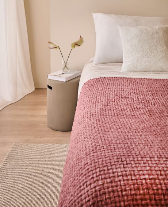 Morbida ciniglia per la coperta plaid Tirset di Sklum che ha i bordi impreziositi da frange sfrangiate. È prodotta in resistente e morbido poliestere in una raffinata colorazione Cedro rosso. Misura L 182 x P 129 cm. Prezzo 17,95 euro. www.sklum.com Morbida ciniglia per la coperta plaid Tirset di Sklum che ha i bordi impreziositi da frange sfrangiate. È prodotta in resistente e morbido poliestere in una raffinata colorazione Cedro rosso. Misura L 182 x P 129 cm. Prezzo 17,95 euro. www.sklum.com