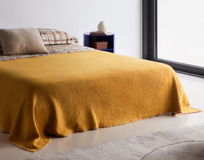 La coperta matrimoniale Venere di Lanerossi è completamente realizzata in 100% pura lana merinos extrafine color Ocra, certificata WOOLMARK e OEKO-TEX standard 100; la texture effetto stropicciato, ottenuta con una particolare lavorazione, la rende shabby chic. Sui bordi trovano posto le micro frange. Misura L 220 x P 250 cm. Prezzo 440 euro. www.lanerossi.com La coperta matrimoniale Venere di Lanerossi è completamente realizzata in 100% pura lana merinos extrafine color Ocra, certificata WOOLMARK e OEKO-TEX standard 100; la texture effetto stropicciato, ottenuta con una particolare lavorazione, la rende shabby chic. Sui bordi trovano posto le micro frange. Misura L 220 x P 250 cm. Prezzo 440 euro. www.lanerossi.com